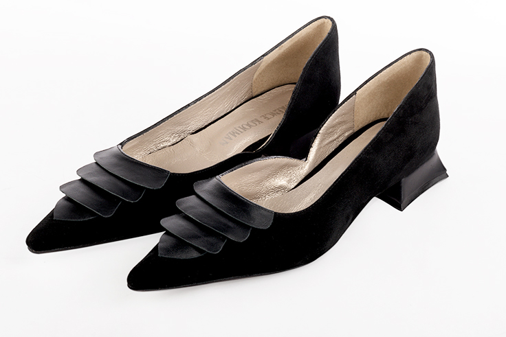 Matt black women's open arch dress pumps. Pointed toe. Flat flare heels. Front view - Florence KOOIJMAN
